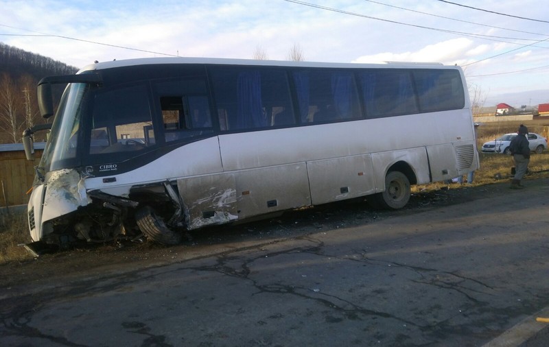 UPDATE: 13 oameni, la spital în urma ciocnirii violente dintre un autocar și o mașină în Bacău| FOTO/VIDEO