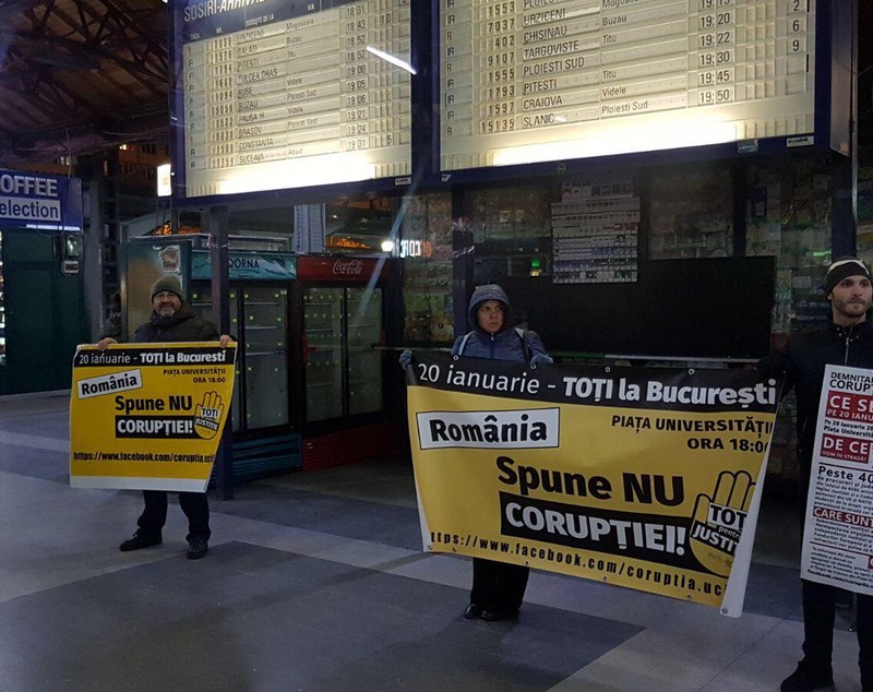 Mobilizare în Gara de Nord pentru protestul din 20 ianuarie. Ce mesaje au afișat studenții | FOTO