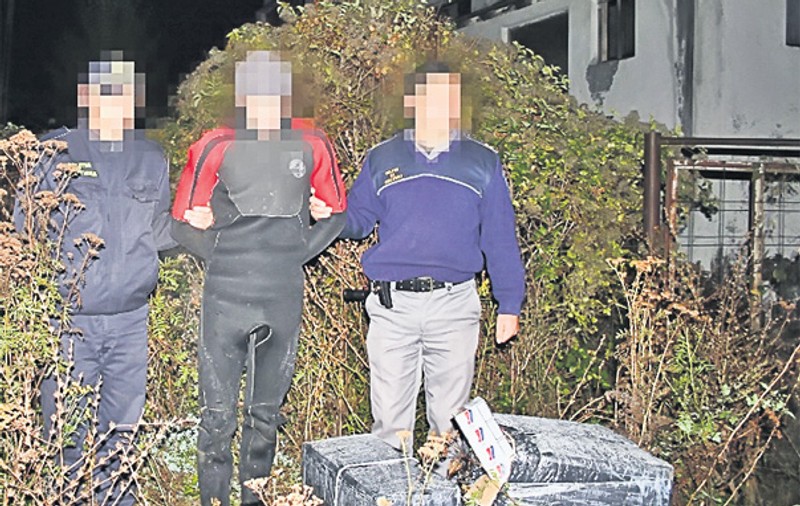 E incredibil câtă imaginaţie pot avea infractorii! Un contrabandist de ţigări s-a deghizat în scafandru