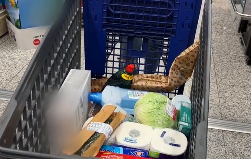 Carrefour Spania îngheață prețurile pentru 30 de produse de bază. Hârtie igienică și suc - da, lapte și ouă - nu!