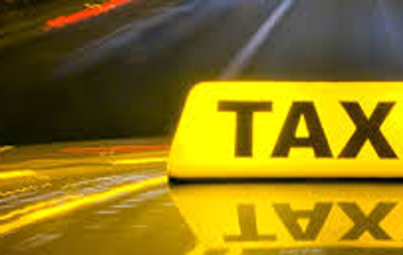 Un tânăr de 19 ani fără permis a furat un taxi și a accidentat cu el 3 mașini
