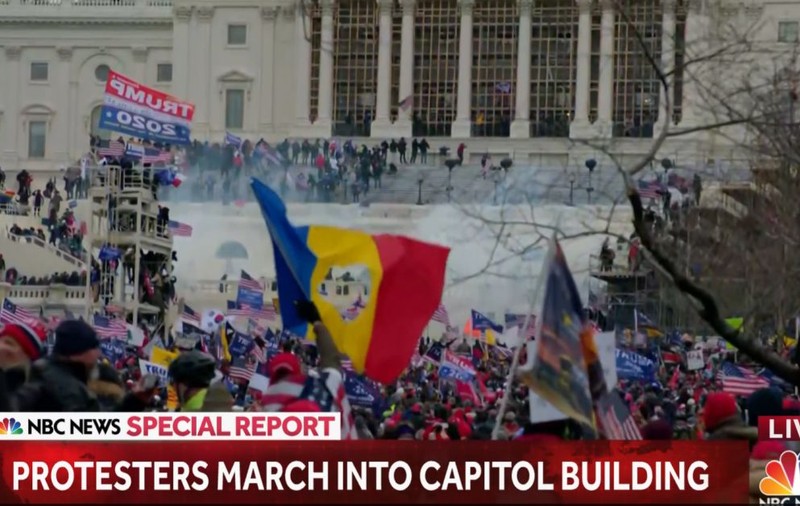 Imaginile din SUA care au devenit virale în România. Tricolorul găurit, printre steagurile fluturate de protestatari