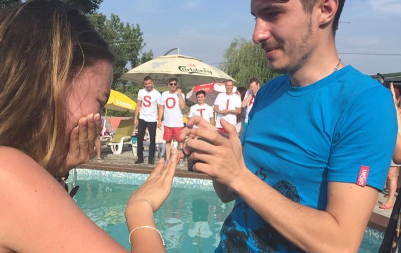 Surpriză la bălăceală! Un tânăr din Sibiu și-a cerut iubita în căsătorie la piscină