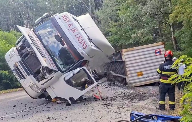 Bărbat mort în Mehedinți, după ce un container transportat de un TIR a căzut, în mers, peste mașina sa