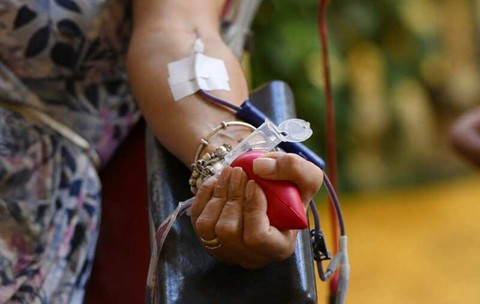 Titlurile pentru donatorii de sânge au atras 2,8 miliarde de lei, cu dobânzi care pot depăși 7%