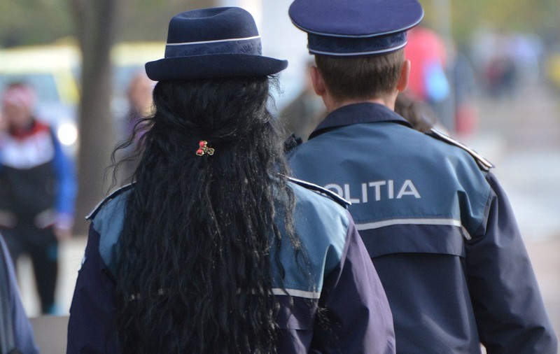 Falsă polițistă din Suceava, arestată după ce a păcălit zeci de persoane. Tânăra le promitea oamenilor că îi ajută în problemele cu legea