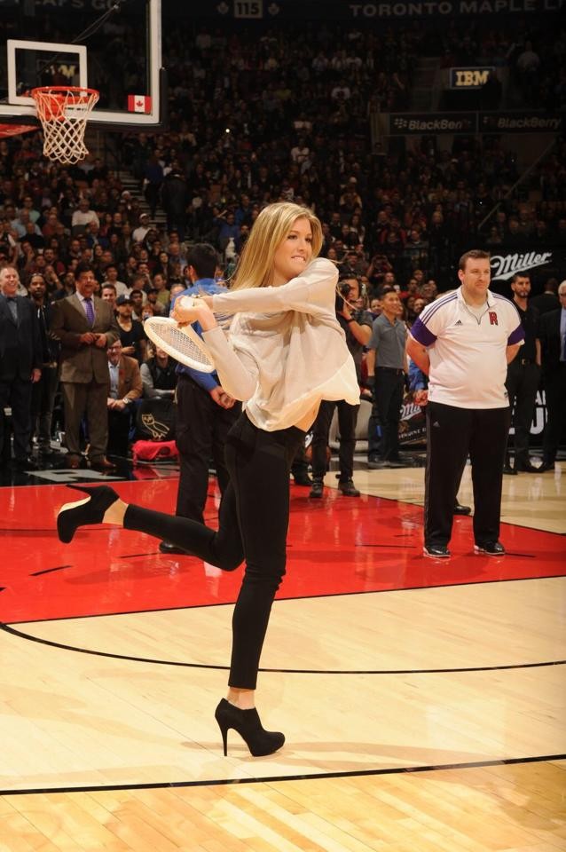 Eugenie Bouchard s-a distrat pe terenul de baschet. foto: Facebook.com