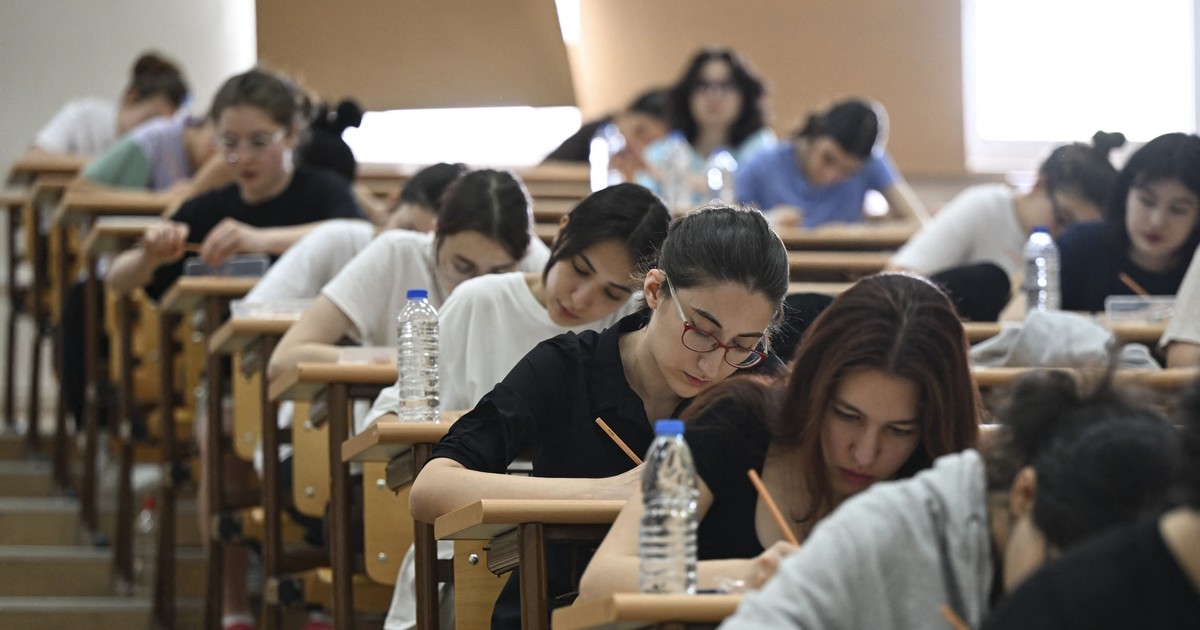 elevi care dau un examen scris