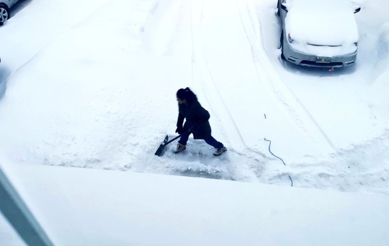 „Divorțează acum!”. Soția, lăsată de un ministru canadian să dea zăpada din fața casei, după 12 ore de gardă la spital