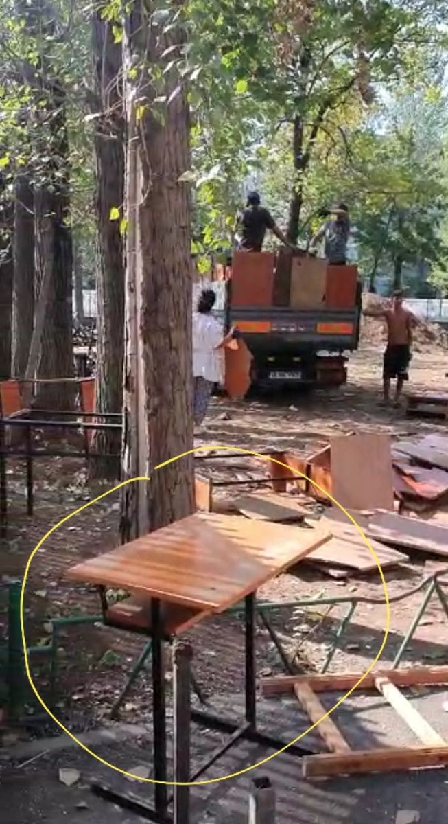 Muncitorii distrug mobilierul cu barosul