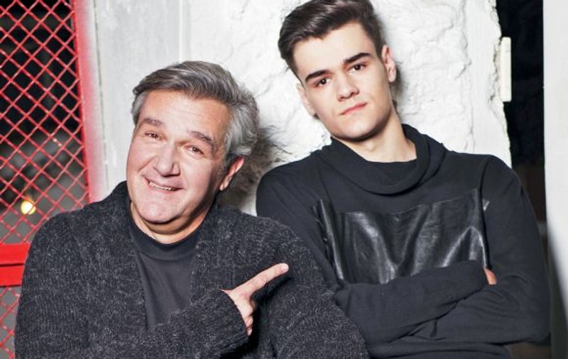 EXCLUSIV/S-au schimbat rolurile în familia Bittman. Tatăl emoționat în public, fiul sigur pe el pe scenă