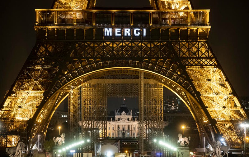 VIDEO | Omagiu pentru eroi. Portretele francezilor care luptă zi de zi împotriva pandemiei au rulat pe Turnul Eiffel