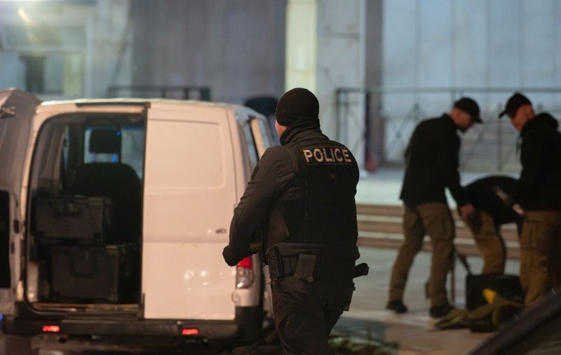 Un bărbat de aproape 90 de ani e vânat de polițiști după ce a rănit patru oameni într-un atac armat în două locații din Atena