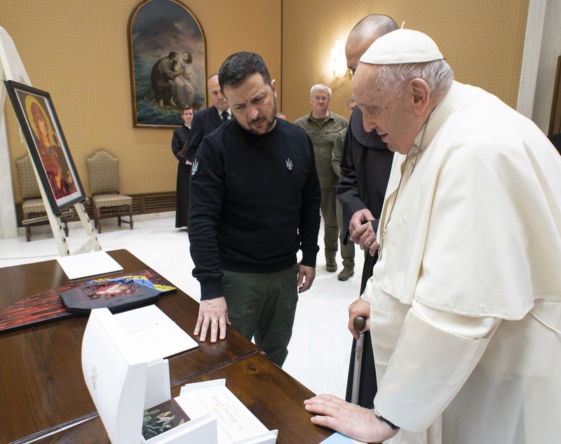 Zelenski, vizită la Vatican. I-a dăruit Papei Francisc o icoană pictată pe o vestă antiglonț