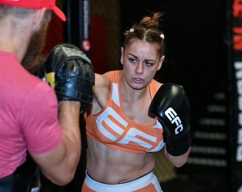 Românca Alice Ardelean, luptătoare MMA cu cont pe OnlyFans, dată afară din sala de sport de soțiile colegilor de antrenament