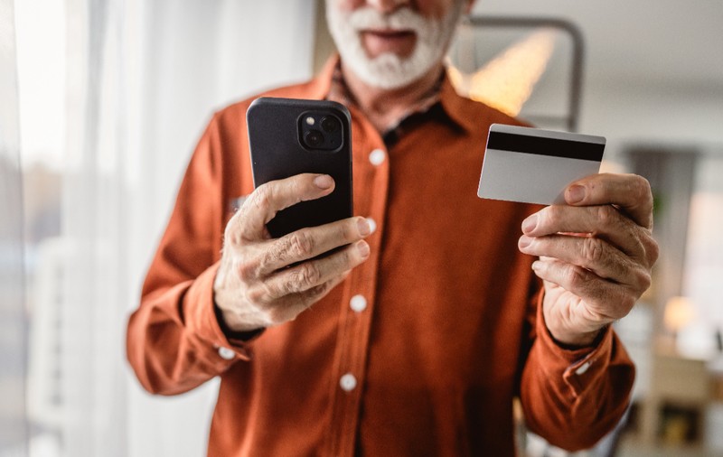 Un pensionar a crezut că plătește o amendă de parcare cu telefonul și a pierdut 3.800 de euro în câteva minute