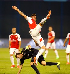 epa04933874 Olivier Giroud (top) of FC Arsenal London is tackled by Domagoj Antolic (L) of Dinamo Zagreb during the UEFA Champions League match between Dinamo Zagreb and Arsenal London in Zagreb, Croatia, 16 September 2015. EPA/ANTONIO BAT