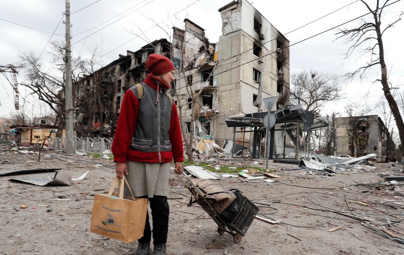 Reportajul onest din Mariupol al unui ziar rusesc a făcut o audiență uriașă: „De ce ne-ați eliberat, de Filarmonica noastră, pe care ați distrus-o? De pensia mea ne-ați eliberat?”