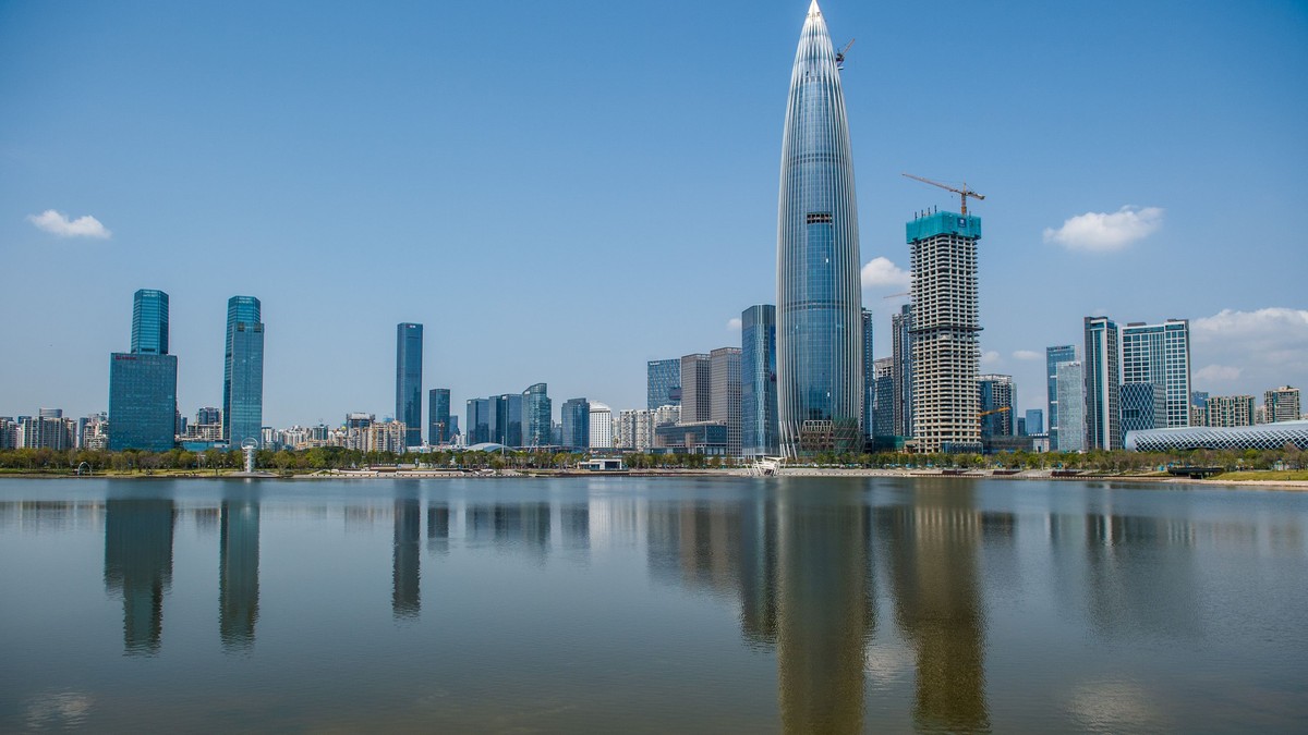 Cum văd chinezii acuzațiile de spionaj la adresa Huawei: ”Americanii sunt terifiați că tehnologia Huawei e mai bună. Și, dacă ar spiona, la fel face și Apple”. Zgârie-nori din Shenzen, China