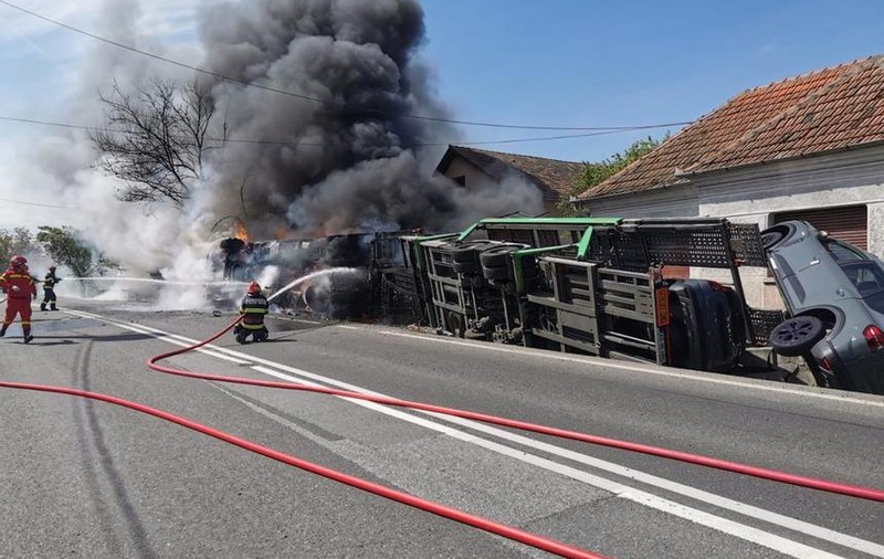 Un TIR care transporta mașini noi s-a răsturnat și a luat foc, în Hunedoara. Toate autoturismele au fost distruse