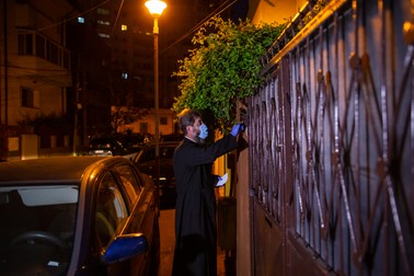 Preotul Daniel Roșu le bate oamenilor la poartă, ca să le dea Lumină