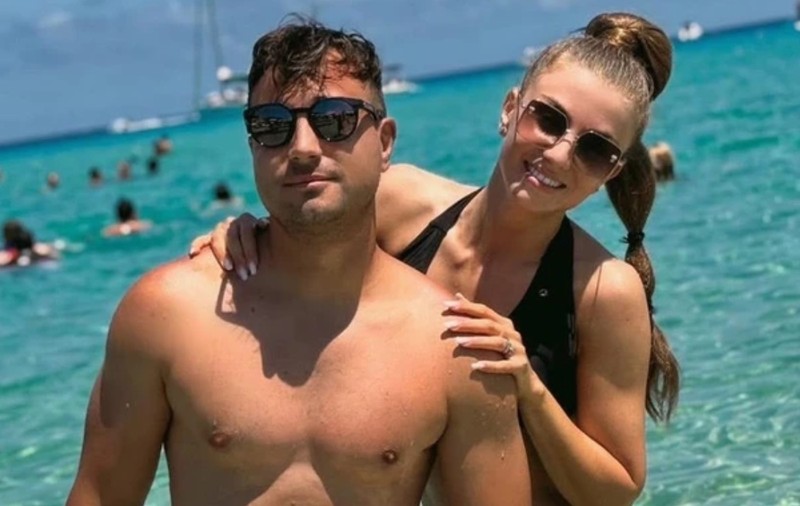 Imagini cu Valentin Sanfira și femeia cu care a înlocuit-o pe Codruța Filip. Au plecat împreună în vacanță și au crezut că nu-i vede nimeni