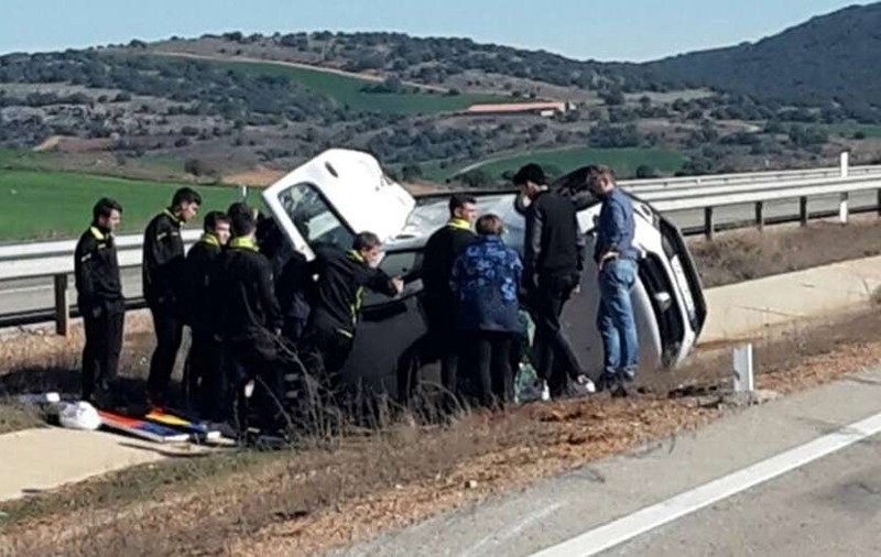 Jucătorii unei echipe din Spania s-au oprit ca să ajute niște oameni răniți în accident. Ce le-a făcut apoi arbitrul întrece orice imaginație