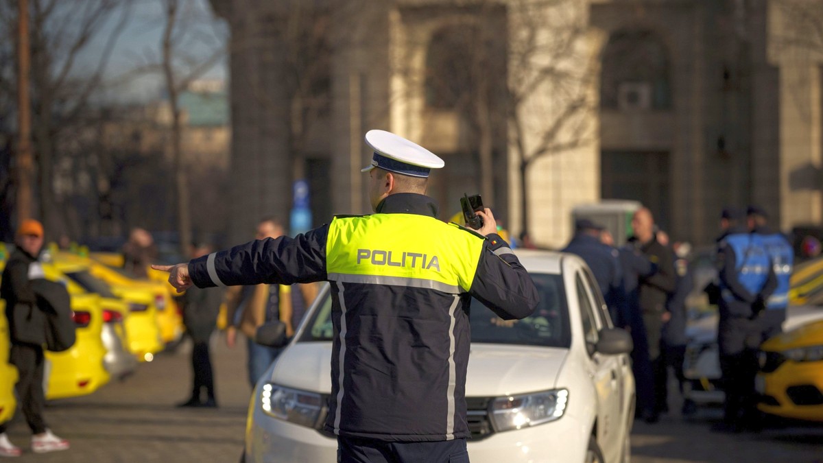 Un politist dirijeaza traficul