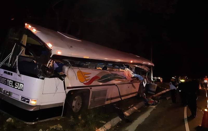 Cel puțin 20 de morți și 10 răniți într-un accident în Guatemala. Șoferul unui camion a lovit în plin un autocar