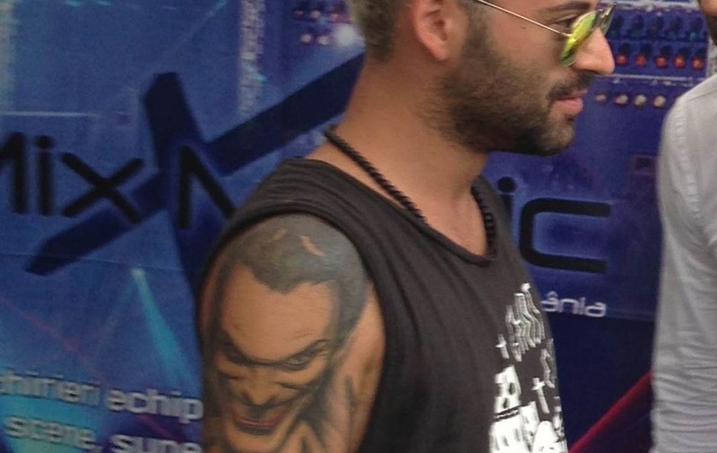 MATTEO, DE RÂSUL PUBLICULUI! S-a urcat BĂUT BINE PE SCENĂ, s-a împleticit şi a CĂZUT ÎN CAP. Vezi FILMUL SENZAŢIONAL!