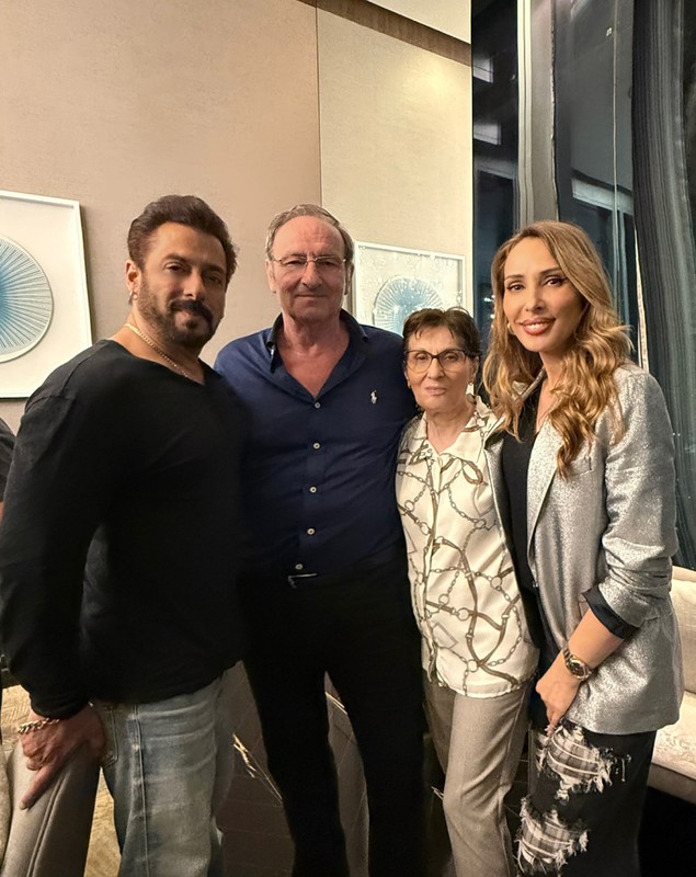 Salman Khan s-a întâlnit cu părinții Iuliei Vântur, dar nu în România. Cum s-a pozat starul de la Bollywood cu socrii: „Doi eroi”