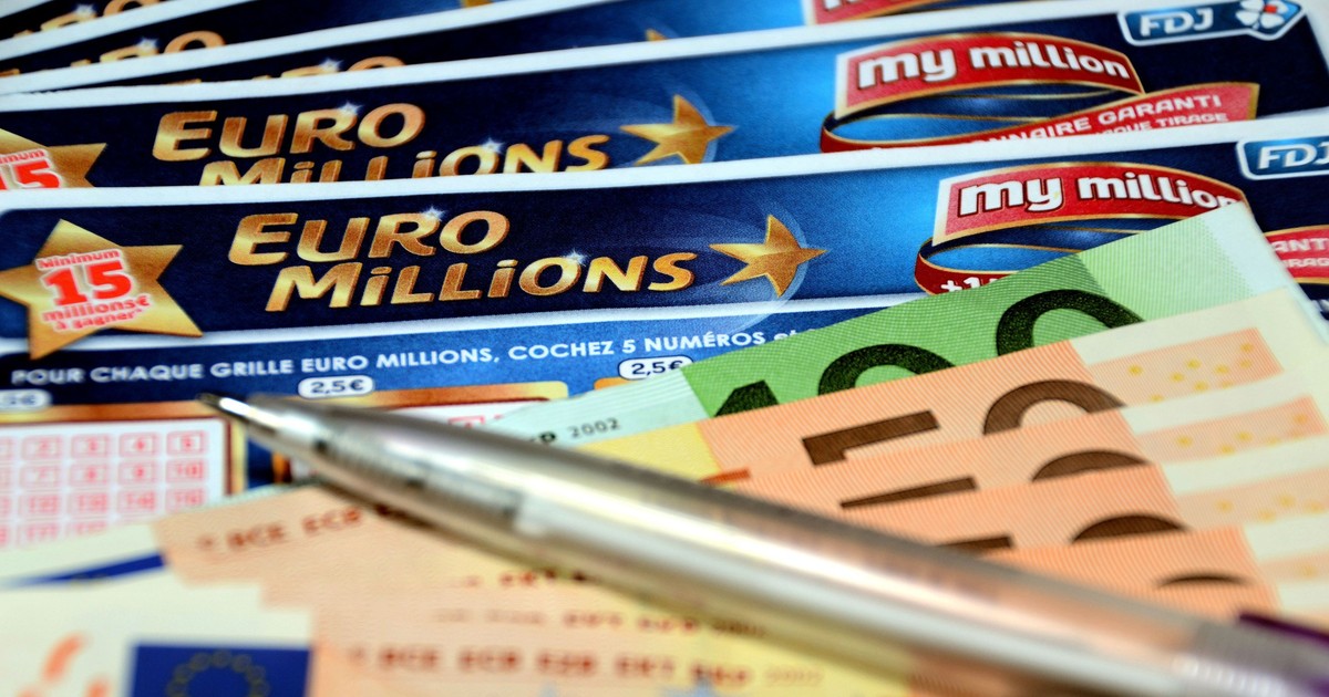 Un pix și bancnote de euro pe biletele Euromillions. Imagine cu caracter ilustrativ. Foto Hepta