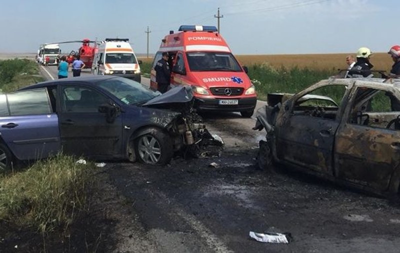 VIDEO și FOTO | Accident grav pe DN 2A. Trei răniţi, după o coliziune auto frontală. Una dintre maşini a luat foc