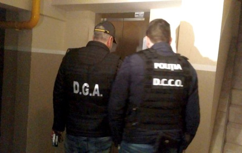 Doi inspectori rutieri, prinși în flagrant delict de șpagă cu ofițerii DGA. Au pretins 10% dintr-o amendă