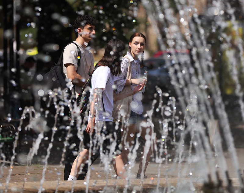 IMAGINI din Bucureștiul aprins de caniculă. A treia zi cu temperaturi de peste 35 de grade Celsius