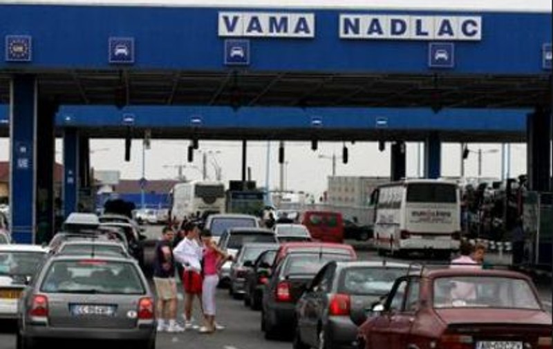 Zece irakieni, prinși încercând să iasă ilegal din România ascunși într-un TIR