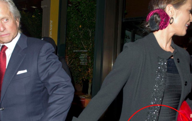 Catherine Zeta-Jones, însărcinată sau balonată? FOTO