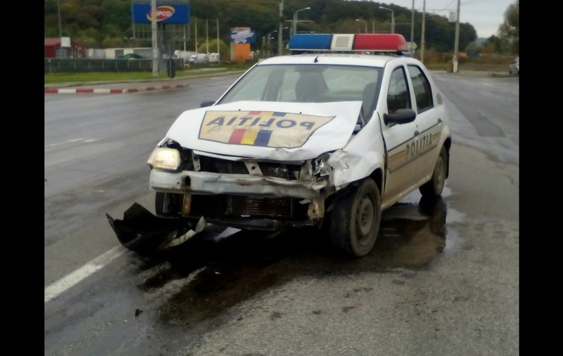 Un polițist a lovit cu mașina o căruță. O persoană a murit, o alta a fost rănită