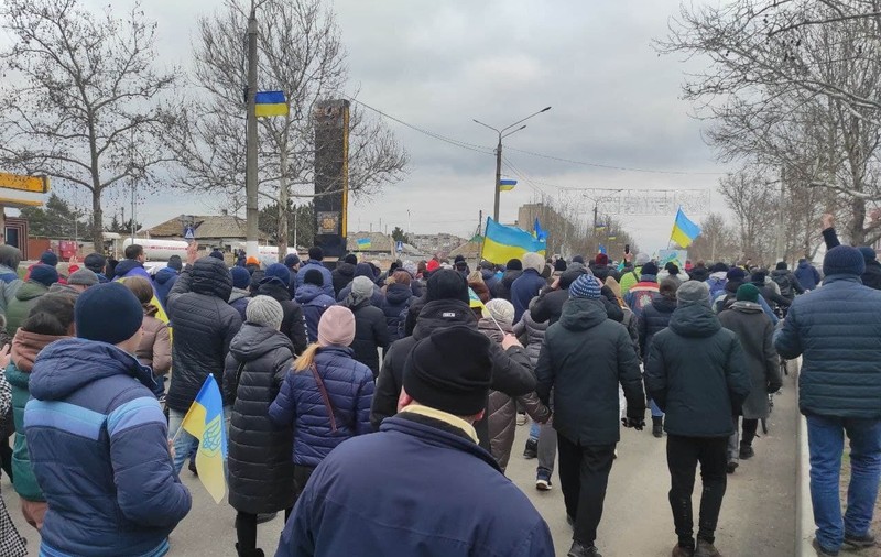 VIDEO | În Melitopol, oraș capturat, mii de ucraineni au ieșit pe străzi împotriva rușilor: „Ocupanților! Ucraina liberă!”