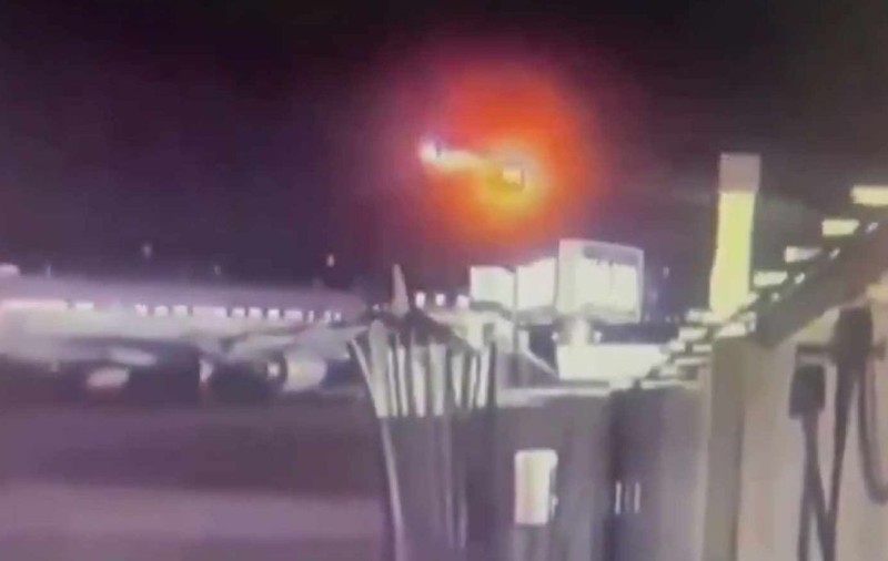 Momentul când avionul cu 60 de pasageri și elicopterul militar american s-au ciocnit în aer a fost filmat | VIDEO