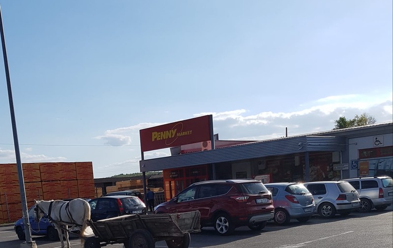ȘTIREA MEA/ Cea mai neobișnuită parcare la un supermarket din România