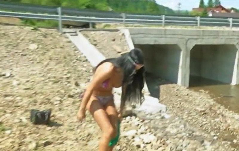 Daniela Crudu, LĂSATĂ FĂRĂ HAINE | FOTO