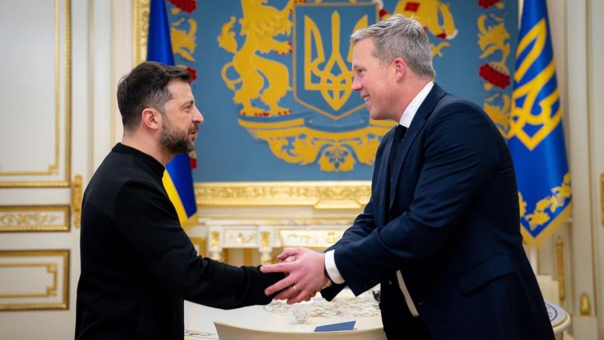 Dan Driscoll dă mâna cu președintele ucrainean Volodimir Zelenski, după o întâlnire la Kiev, 20 noiembrie 2025