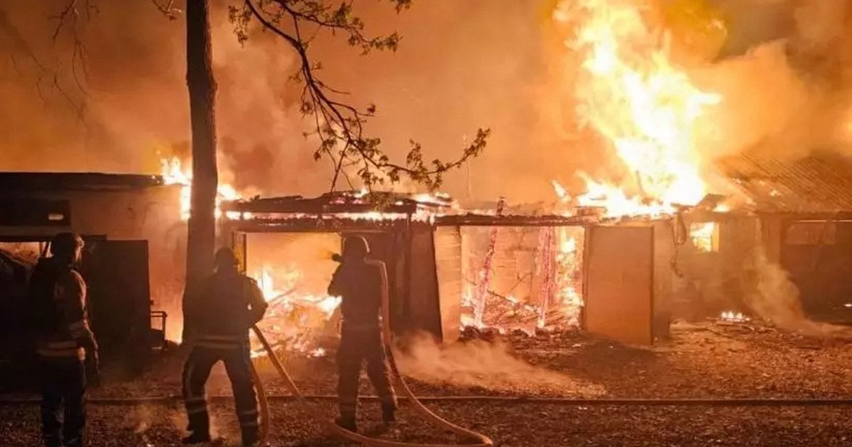Doi pompieri ucraineni surprinși în timp ce încearcă să stingă un incendiu izbucnit în urma unui atac rusesc