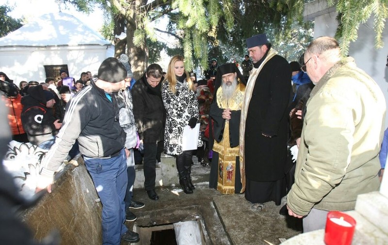 BĂIATUL MARIOAREI MURĂRESCU, ÎMPIETRIT DE DURERE înainte CA MAMA LUI SĂ FIE COBORÂTĂ ÎN GROAPĂ!