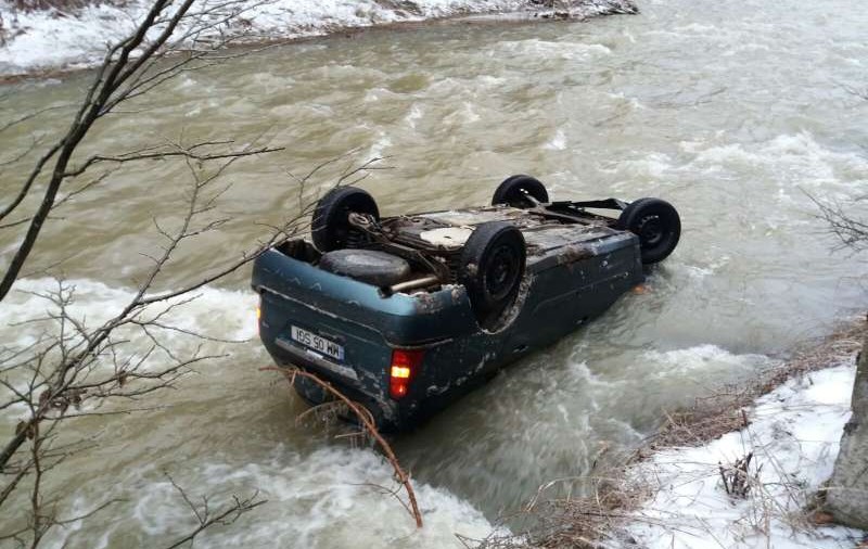 Accidente rutiere pe bandă rulantă, din cauza "ploii înghețate", în județele Buzău și Bistrița-Năsăud