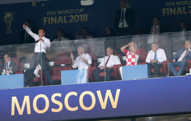 Emmanuel Macron a sărbătorit cu jucătorii la vestiare victoria Franței la CM 2018: ”Cu domnul Preşedinte, trăiască Franţa, trăiască Republica!”