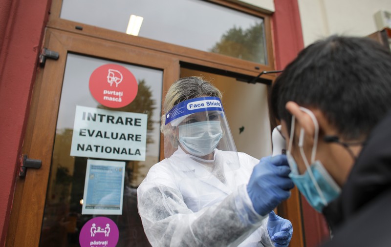 Evaluarea Națională: Elevilor cu temperatura de peste 37,3 grade li se mai ia de încă trei ori temperatura, la interval de 2-5 minute