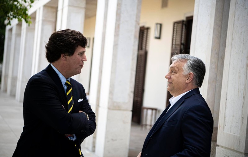 Tucker Carlson, cea mai influentă voce a dreptei americane, în vizită la liderul „iliberalismului” UE, Viktor Orban
