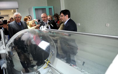 Fostul primar al sectorului 1, Andrei Chiliman (stânga), prof. dr. Ioan Lascăr, și fostul ministru al sănătății, Nicolae Bănicioiu, la inaugurarea secției pentru arși de la Spitalul Floreasca | Foto: Agerpres